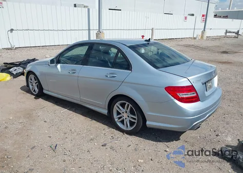 2013 Mercedes-Benz C 250 Sport z USA, uszkodzony, nr VIN WDDGF4HB6DR262428